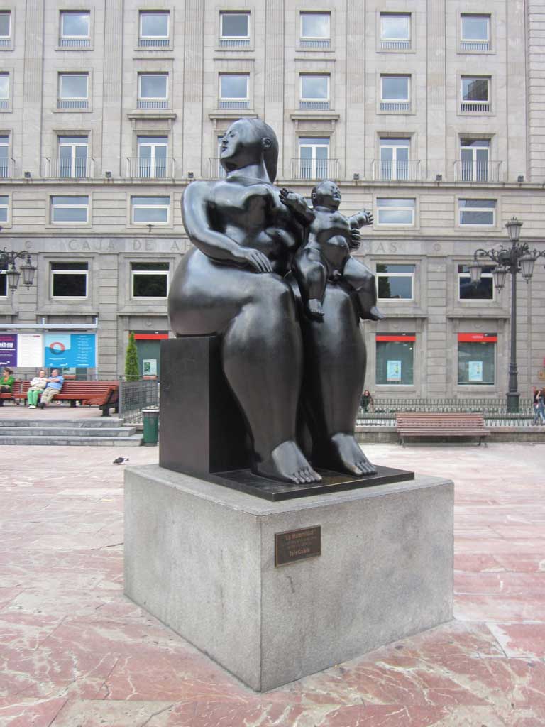 Фернандо Ботеро (Fernando Botero) sculpture “La Maternidad | Maternity“