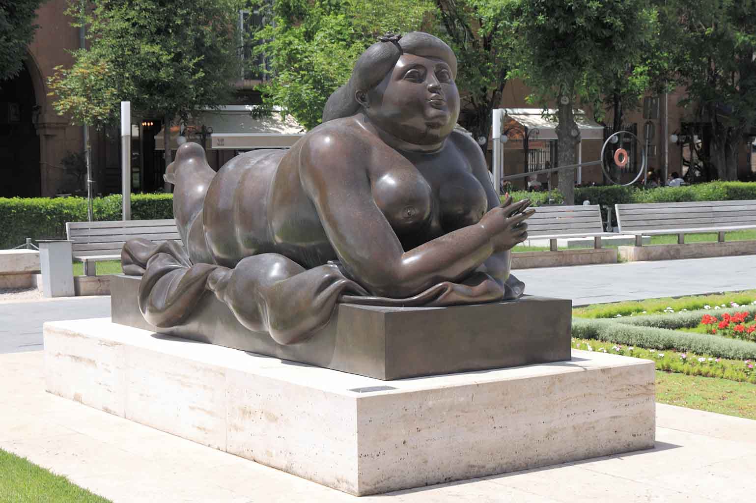 Фернандо Ботеро (Fernando Botero) sculpture “Mujer Fumando un Cigarrillo | Smoking Woman“